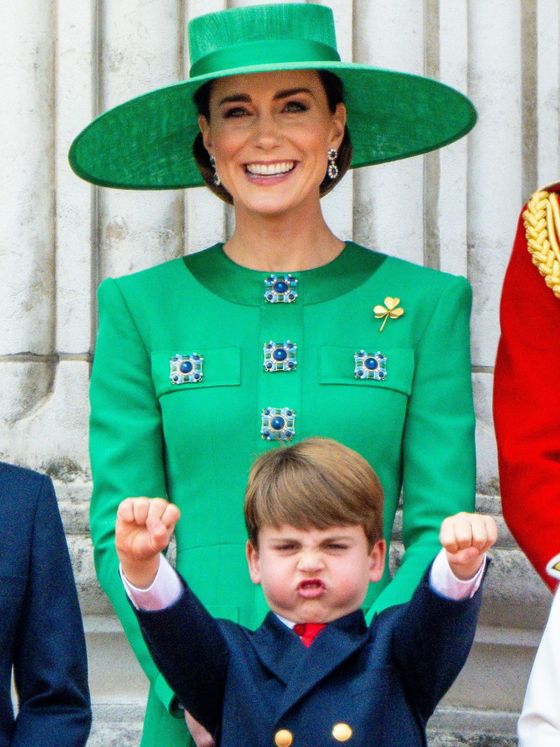 El príncipe Louis junto a Kate Middleton en el pasado Trooping the Color. (CP)