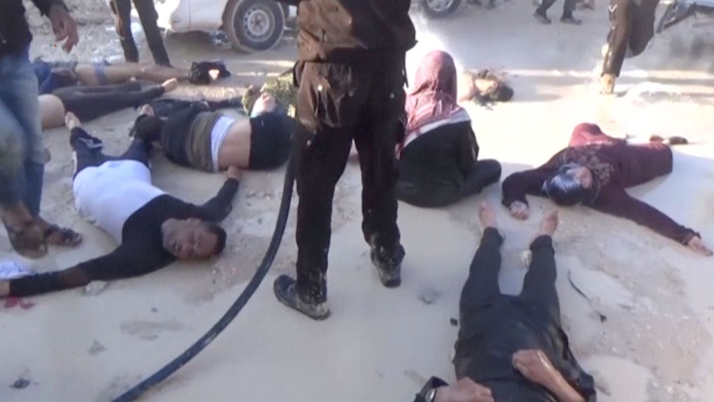 Imagen de un vídeo de las víctimas de Khan Sheikhoun, la localidad que sufrió el ataque químico este martes. (Reuters)