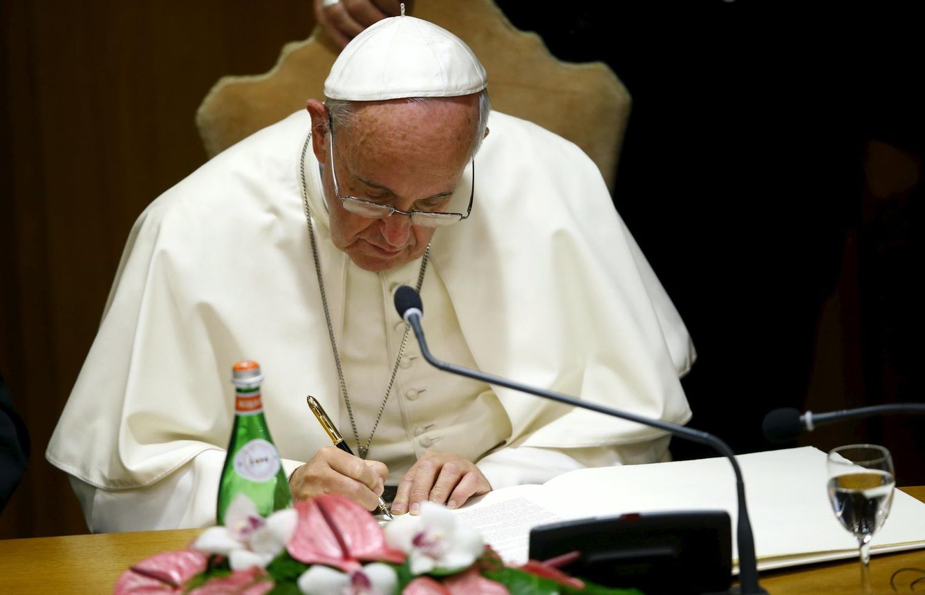 Francisco firmando una declaración para la acción climática en el Vaticano (Reuters)