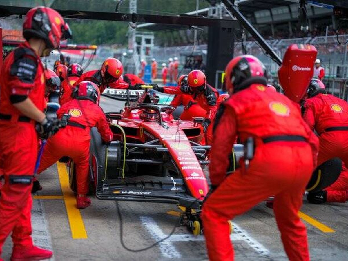 Foto: La primera parada en boxes arruinó las opciones de podio de Sainz. (Ferrari)