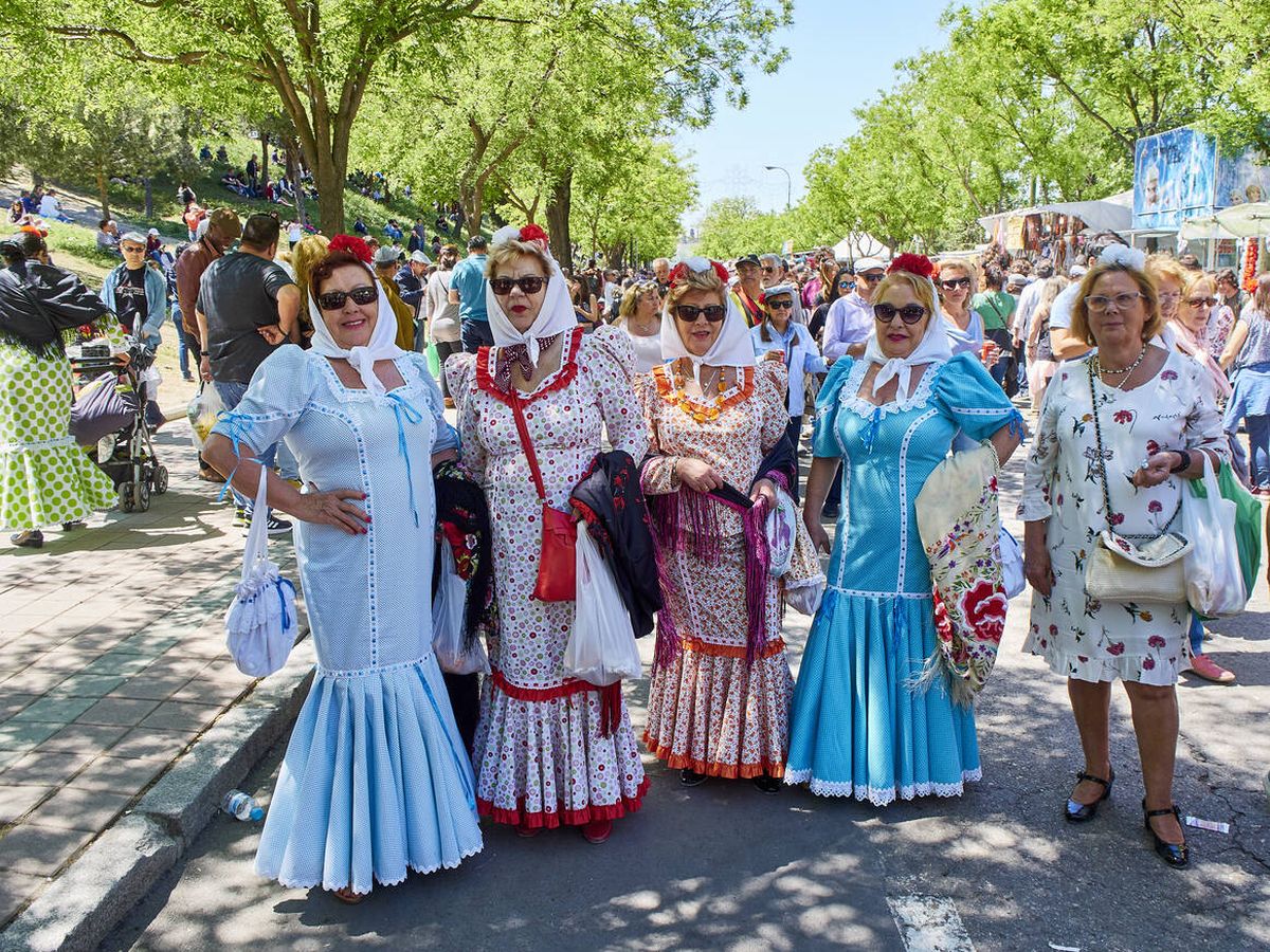 Foto: Cuatro mujeres vestidas de chulapas en Madrid (iStock)