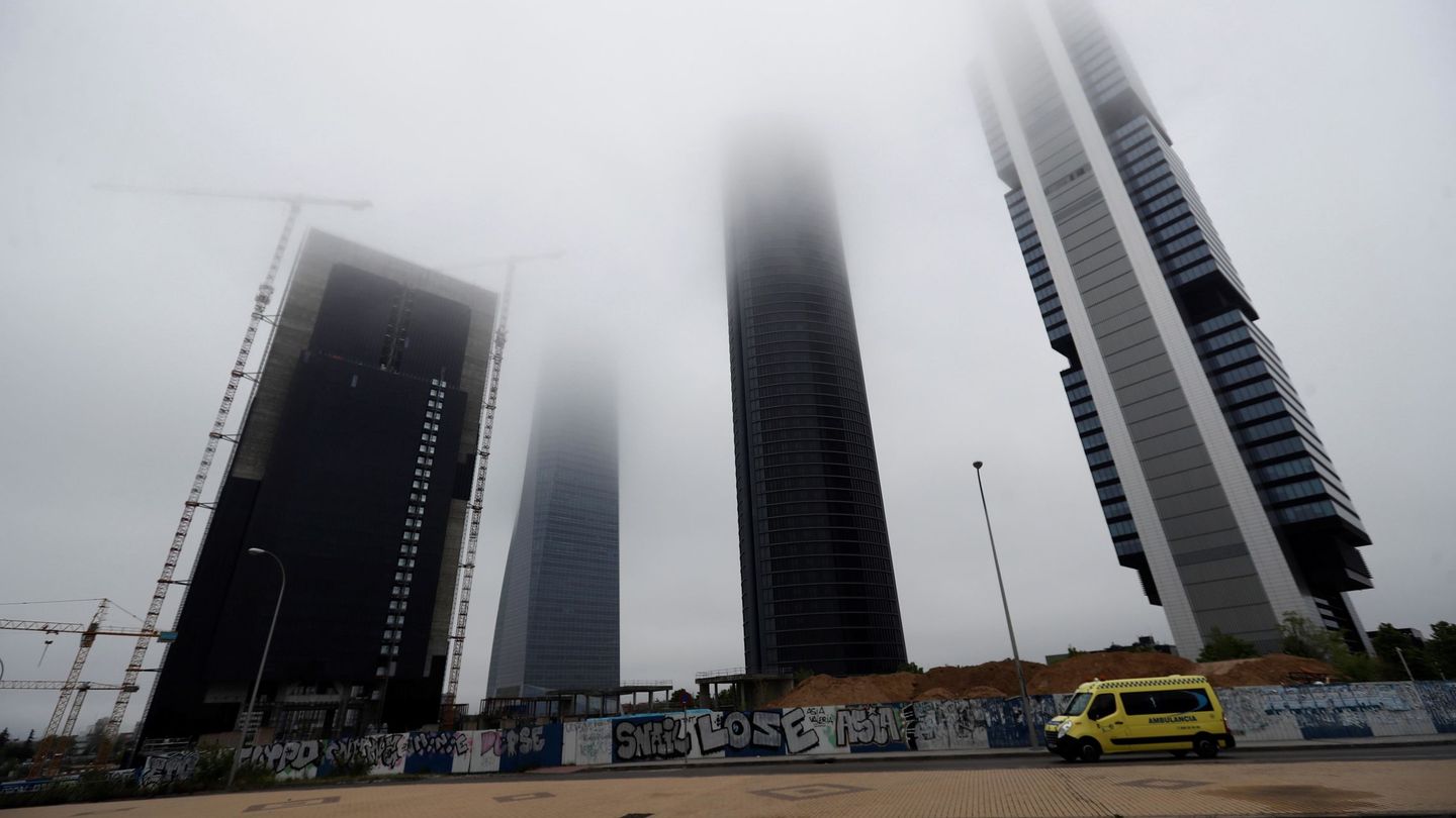 La niebla cubre el complejo de las Cuatro Torres de Madrid.