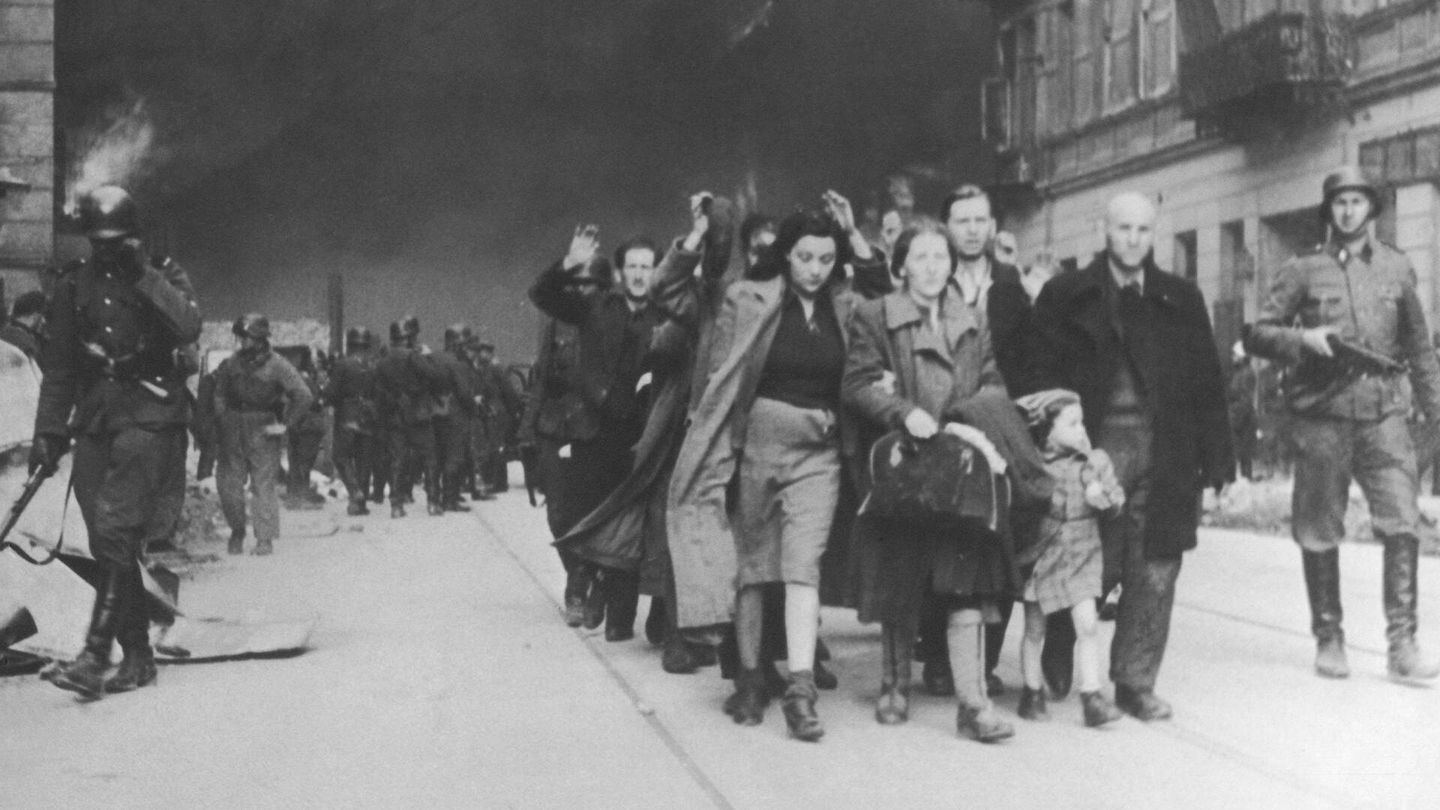 Judíos son obligados a marchar en el gueto de Varsovia, Polonia, en 1943.(Getty/National Archives/Newsmakers)
