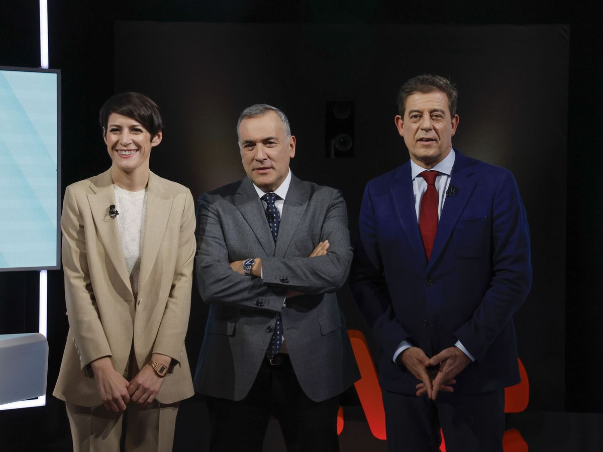 Foto: El candidato del PSOE, José Ramón Gómez Besteiro, y la candidata del BNG, Ana Pontón (i), posan con el moderador, el periodista Xabier Fortes (c). (EFE/Lavandeira Jr)