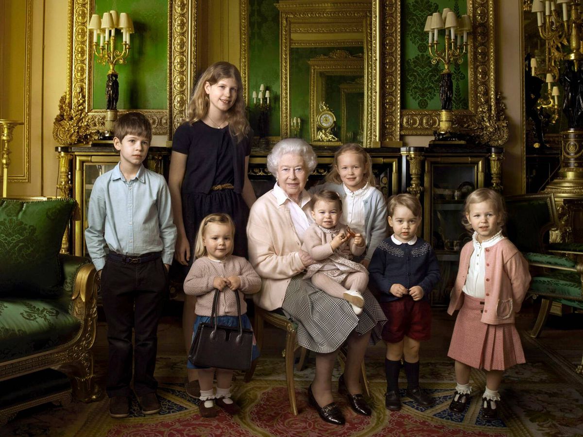 Foto: La reina Isabel, con sus dos nietos pequeños y algunos de sus bisnietos. (Annie Leibovitz)