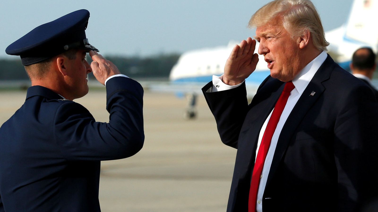 Foto: Donald Trump saluda a un oficial a su llegada a la base Andrews en Washington, el 16 de abril de 2017. (Reuters)
