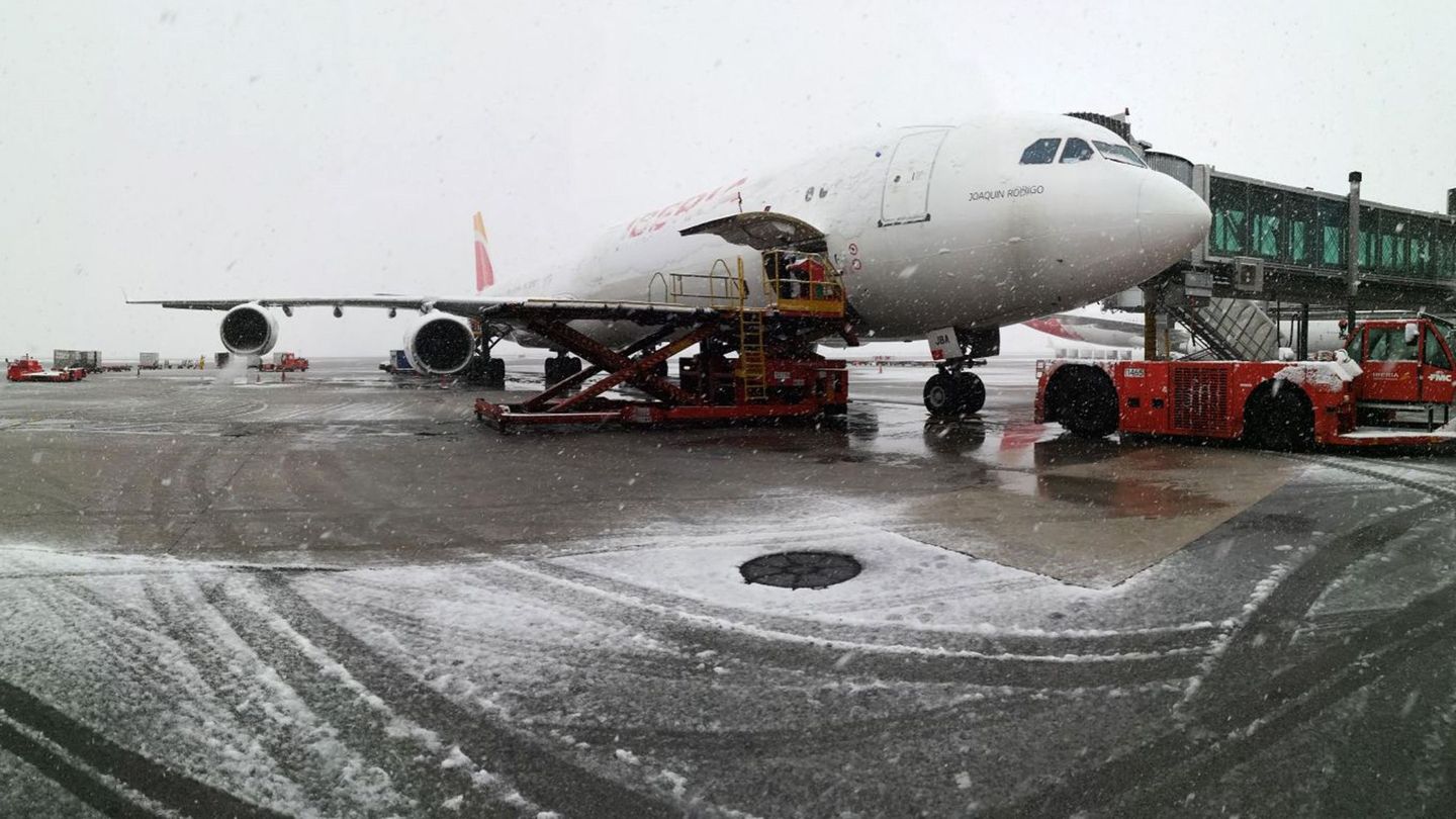 Fotografía facilitada por Iberia del aeropuerto de Barajas, donde el temporal obligó a cerrar dos pistas.
