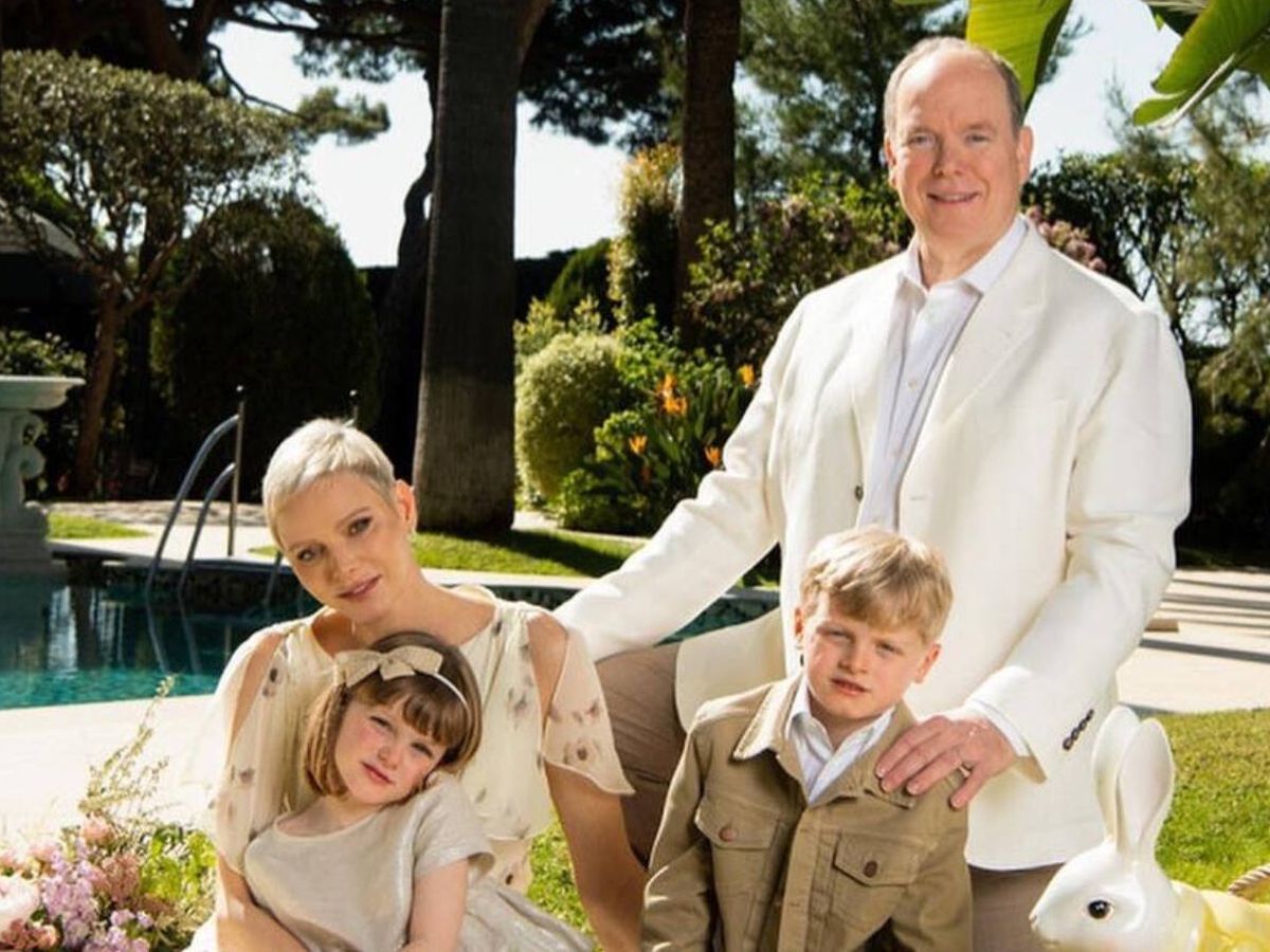 Foto: Charlène de Mónaco, junto a sus hijos y el príncipe Alberto de Mónaco, estrenando cambio de look. (Instagram/@palaisprincierdemonado)