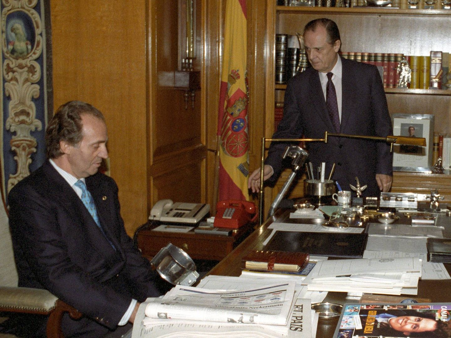 El rey Juan Carlos y Sabino Fernández Campo, en los años 90. (EFE)