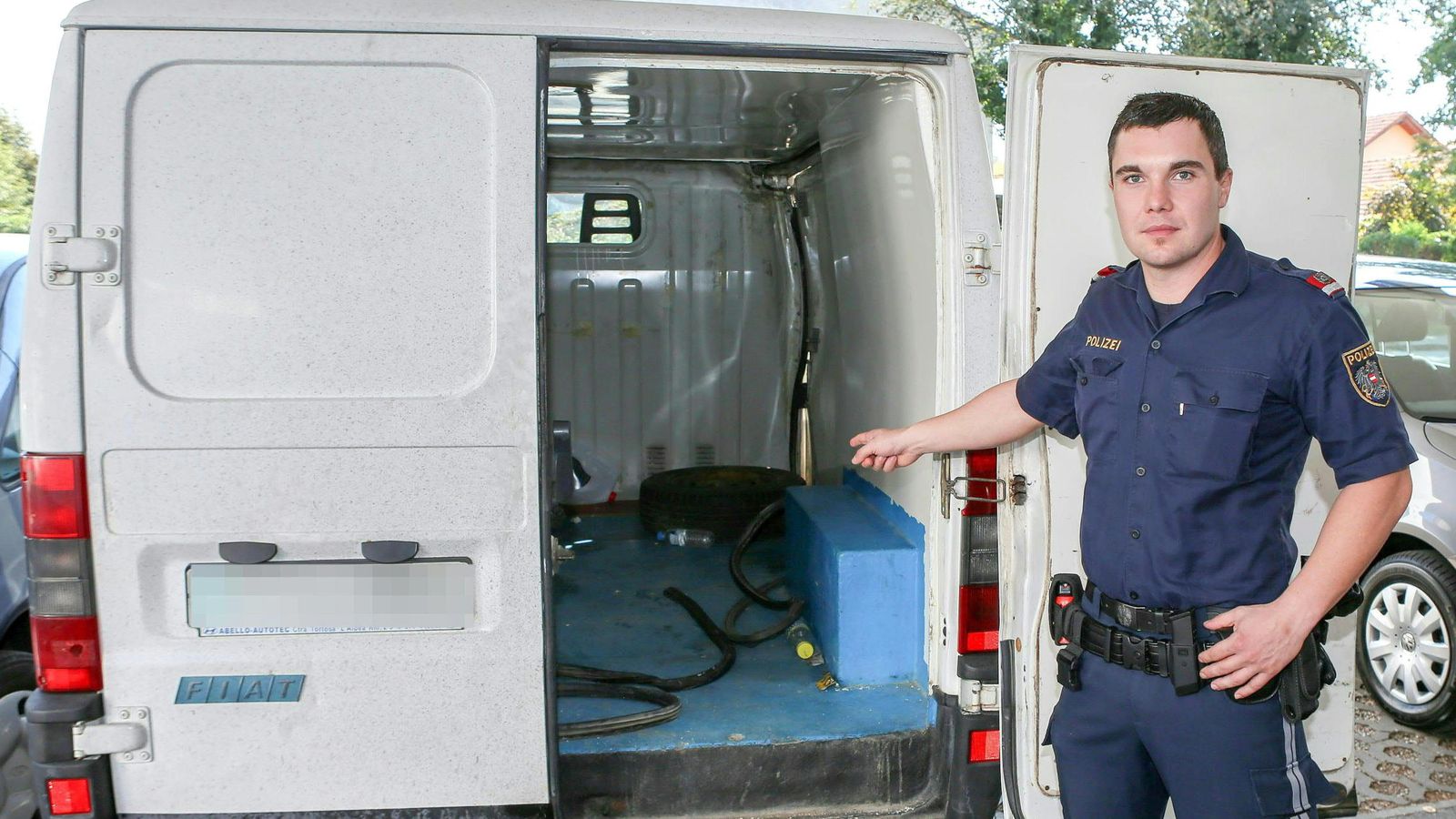 Foto: Un policía austriaco muestra el interior de la camioneta. (EFE)