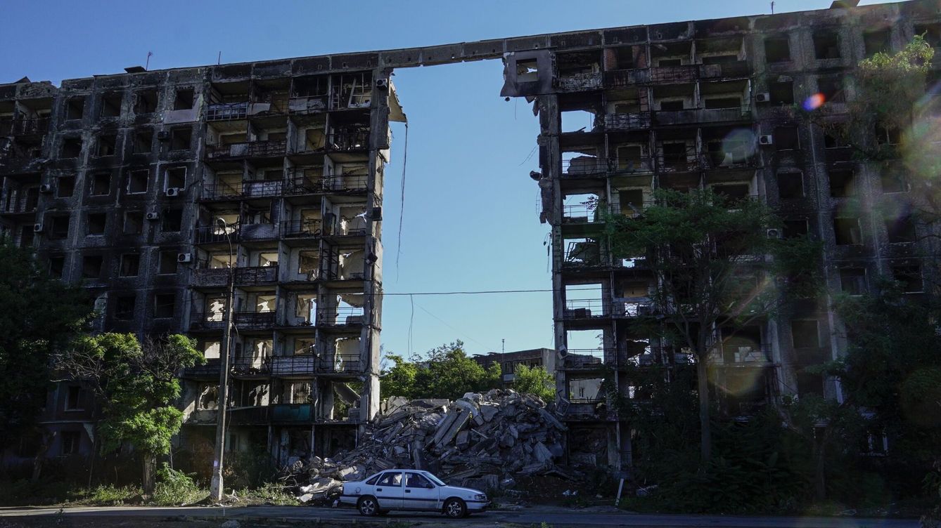 Foto: Un coche transita frente a un edificio destruido en Mariupol. (EFE/EPA/Stringer)