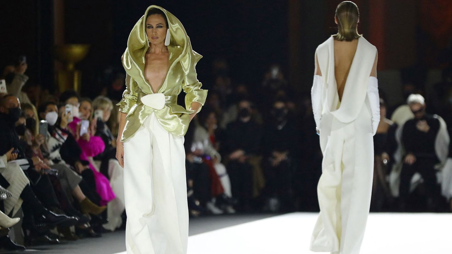 Model Nieves Alvarez presents a creation by designer Stephane Rolland as part of his Haute Couture Spring Summer 2022 collection show in Paris, France, January 25, 2022. REUTERS Violeta Santos Moura