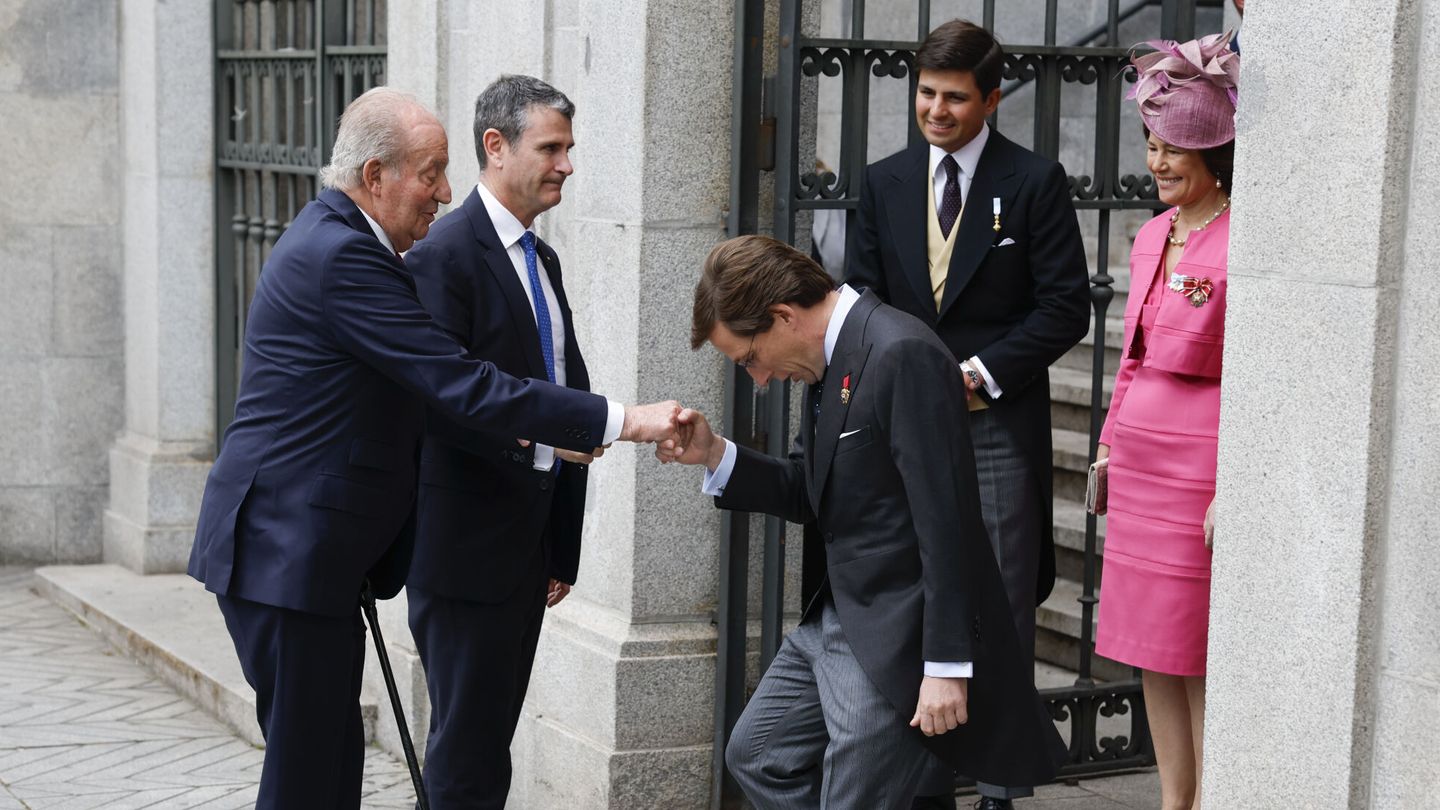 José Luis Martínez-Almeida saludando al rey emérito. (EFE/J.J. Guillén)
