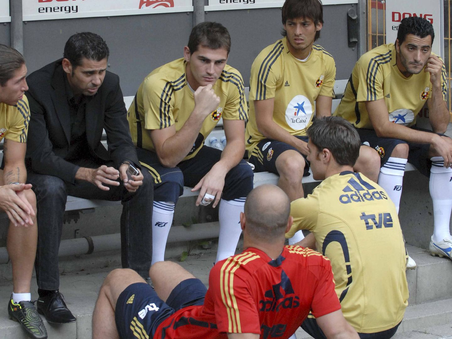 Fernando Hierro, rodeado de varios jugadores de la Selección en 2008. (EFE)