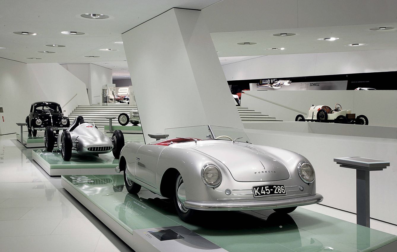 En el museo se exponen más de 80 vehículos y muchas pequeñas piezas en un ambiente único. 
