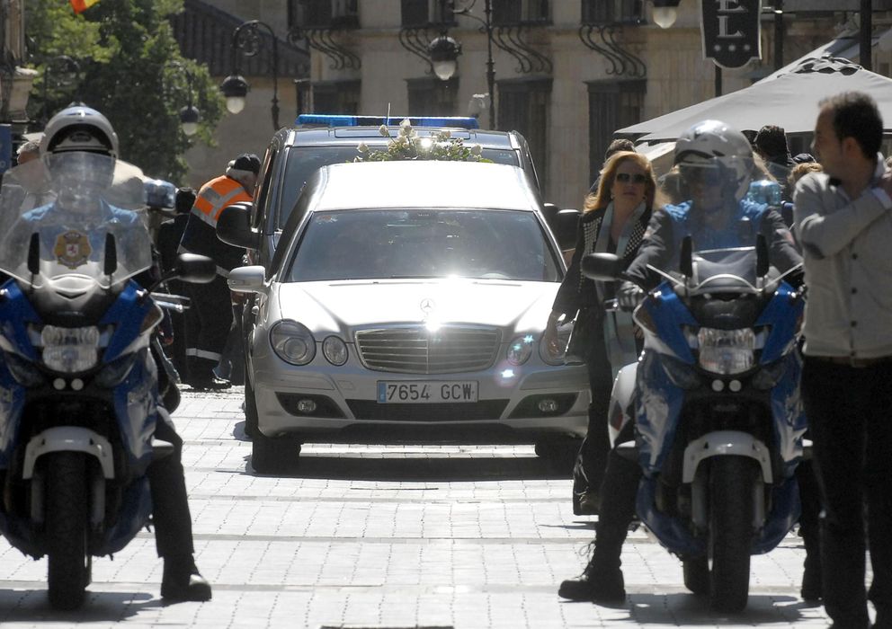 Foto: Un coche traslada el féretro de la presidenta de la Diputación de León, el pasado martes. (Efe)