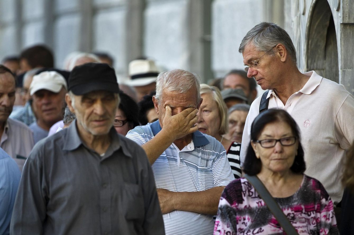 Griegos forman colas ante una sucursal del Banco Nacional, en Atenas (Reuters).