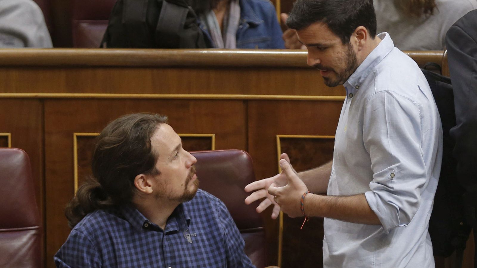 Foto: El líder de Podemos, Pablo Iglesias, conversa con el líder de IU, Alberto Garzón (d), antes del inicio del pleno del Congreso celebrado el pasado martes. (EFE)