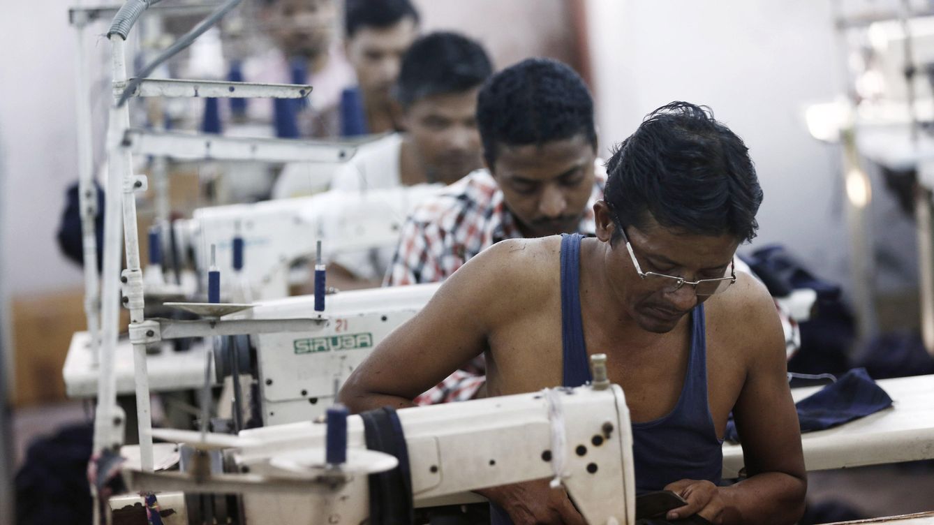 Foto: Empleados de una fábrica textil en Nueva Delhi. (Foto: REUTERS/Adnan Abidi)
