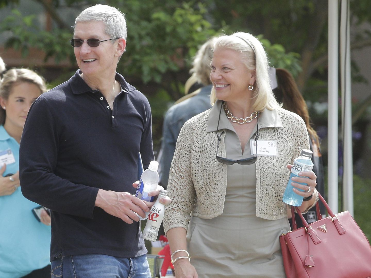 El CEO de Apple, Tim Cook (i), y la CEO de IBM, Ginni Rometty (d). (EFE)