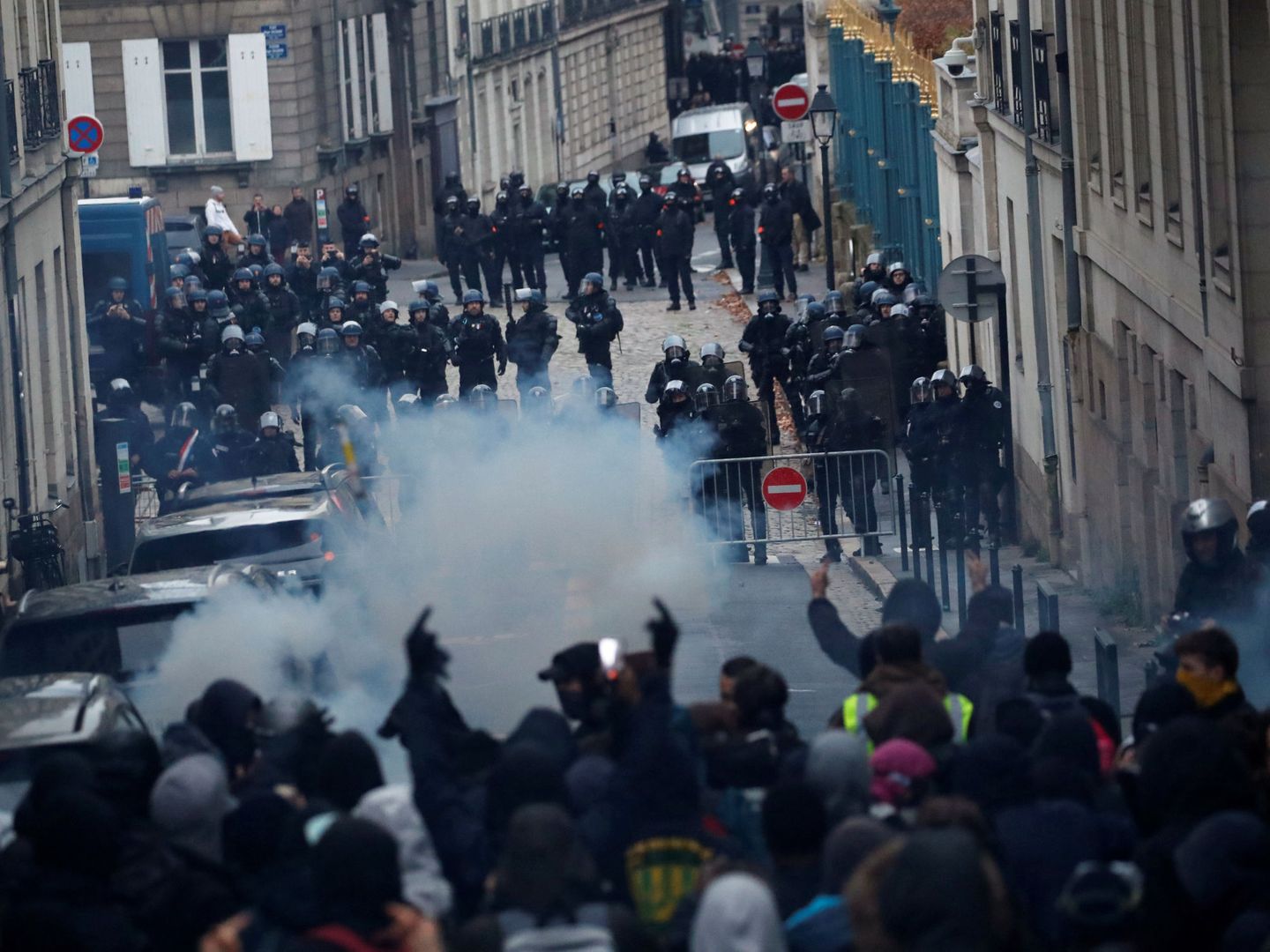 Enfrentamientos entre manifestantes y gendarmería francesa. (Reuters)