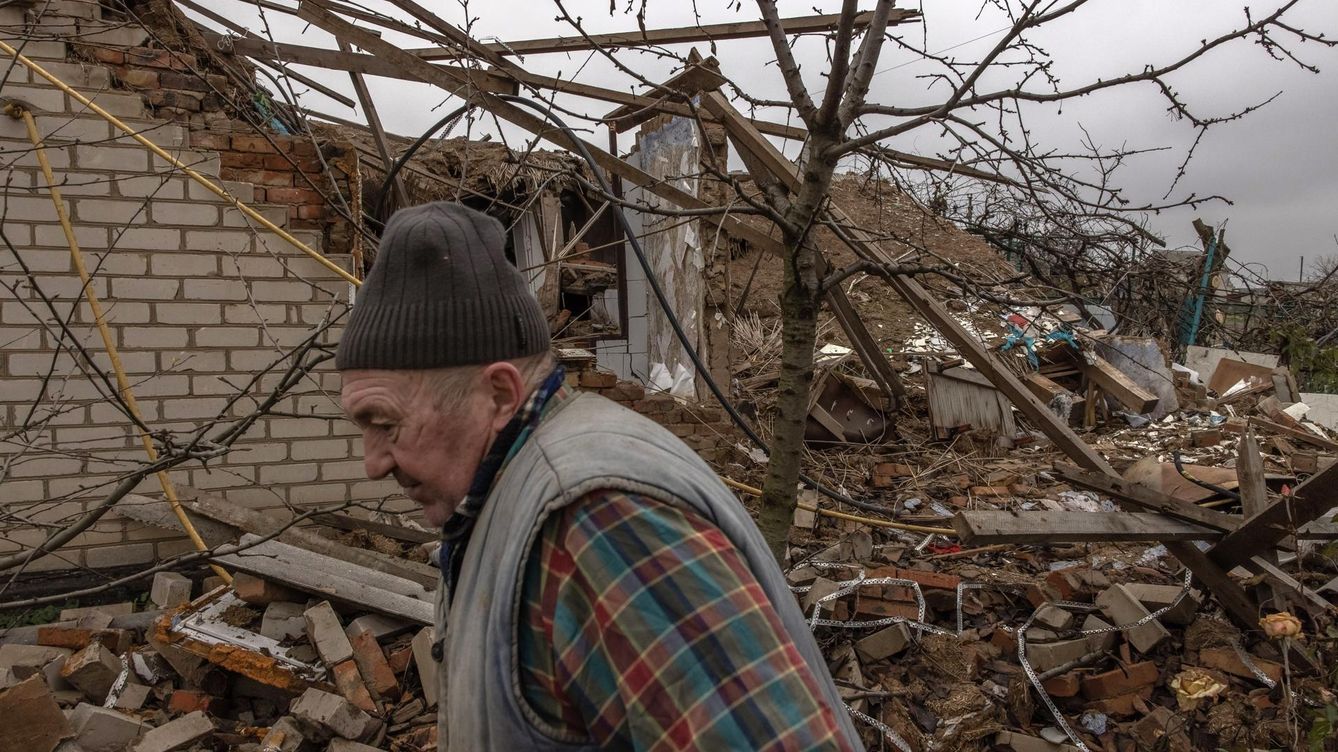 Foto: Un hombre pasa por delante de su casa destruida en las afueras de Kherson, en el pueblo de Pravdyne, al sur de Ucrania. (EFE/EPA/Roman Pilipey)