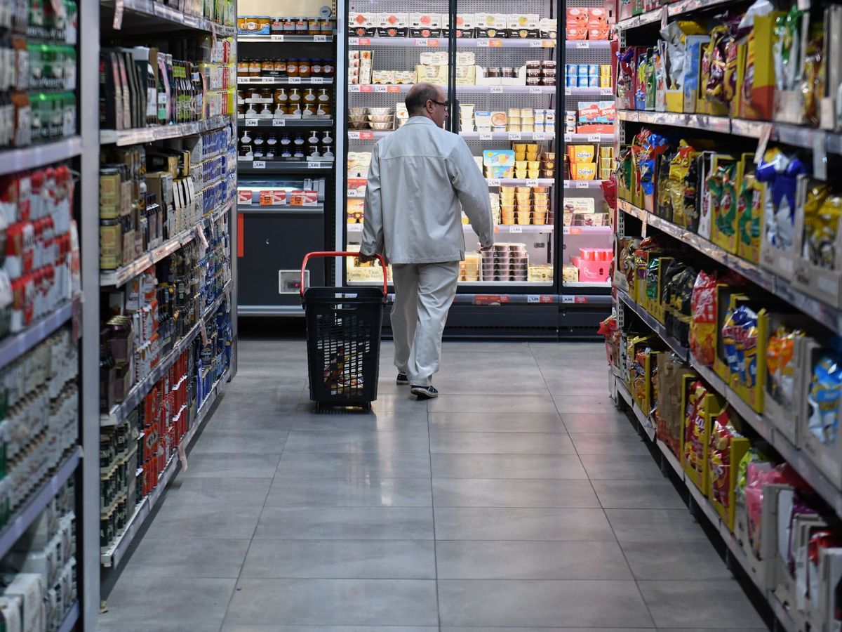 Foto: Una persona hace la compra en un supermercado. (EP/Fernando Sánchez)