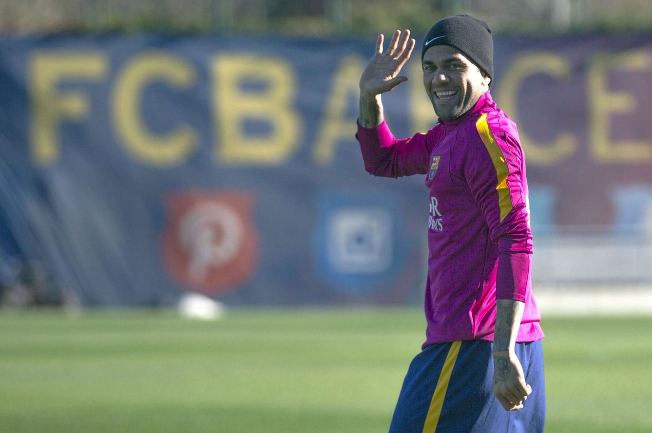 Dani Alves, durante un entrenamiento del FC Barcelona. (EFE)