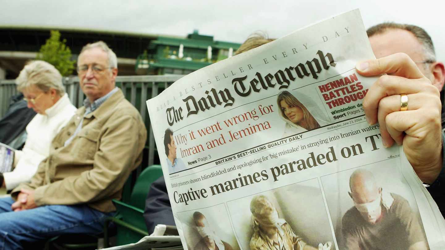  Un inglés leyendo el 'Daily Telegraph' de los hermanos Barclay. (Getty)