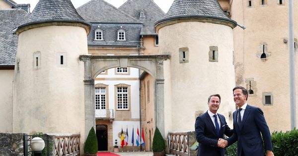 Foto: El primer ministro holandés Mark Rutte (derecha) estrecha la mano de su homólogo luxemburgués Xavier Bettel durante un encuentro europeo en el castillo de Bourglinster, Luxemburgo, el 6 de septiembre de 2018. (Reuters)