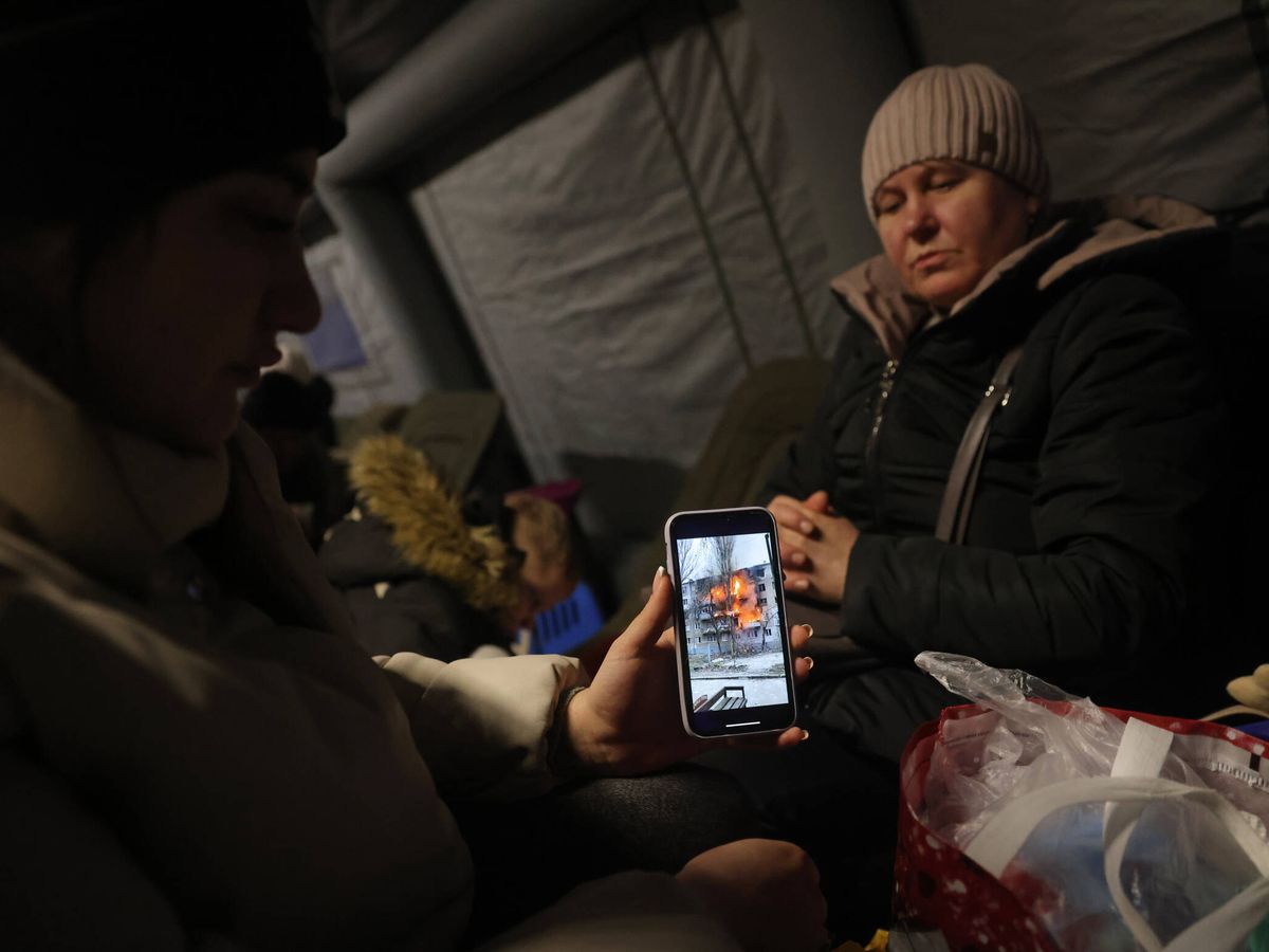 Foto: Una refugiada ucraniana muestra el vídeo de un ataque ruso. (Getty/Sean Gallup)