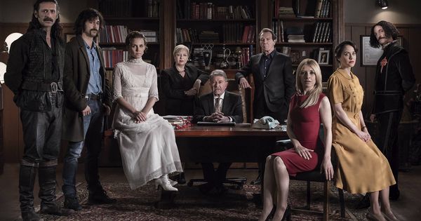 Foto: El elenco de actores de 'El Ministerio del Tiempo' en la tercera temporada.