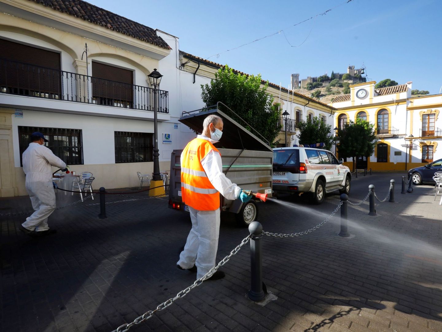 Operarios del Ayuntamiento de Almodóvar del Río (Córdoba) desinfectan las calles. (EFE)