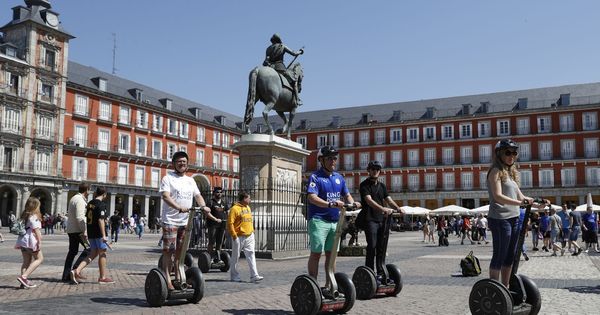 Foto: Varios turistas se desplazan por la Plaza Mayor en un vehículo tipo 'segway'. (Reuters)