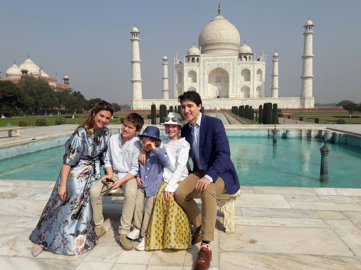 Trudeau posa con su familia frente al Taj Mahal | Reuters
