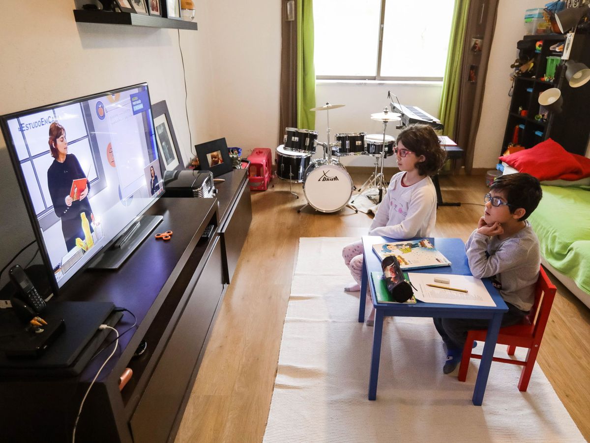Foto: Dos niños viendo la tele en una foto de archivo. (EFE/EPA/Paulo Novais)