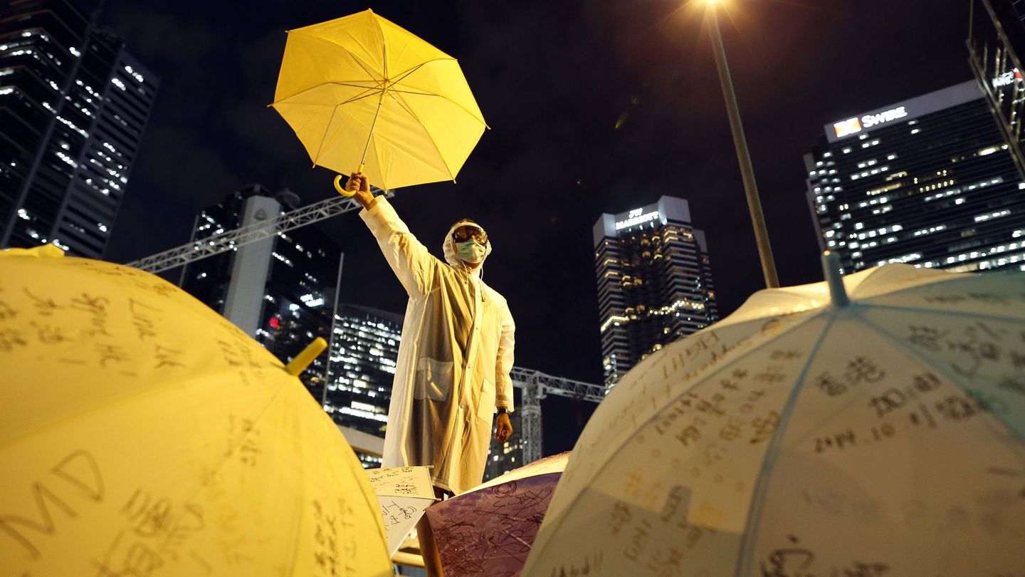 Manifestantes en Hong Kong con paraguas amarillos. (Reuters)