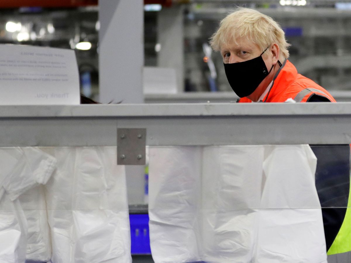 Foto: Boris Johnson visita un centro de distribución de Tesco. (Reuters)