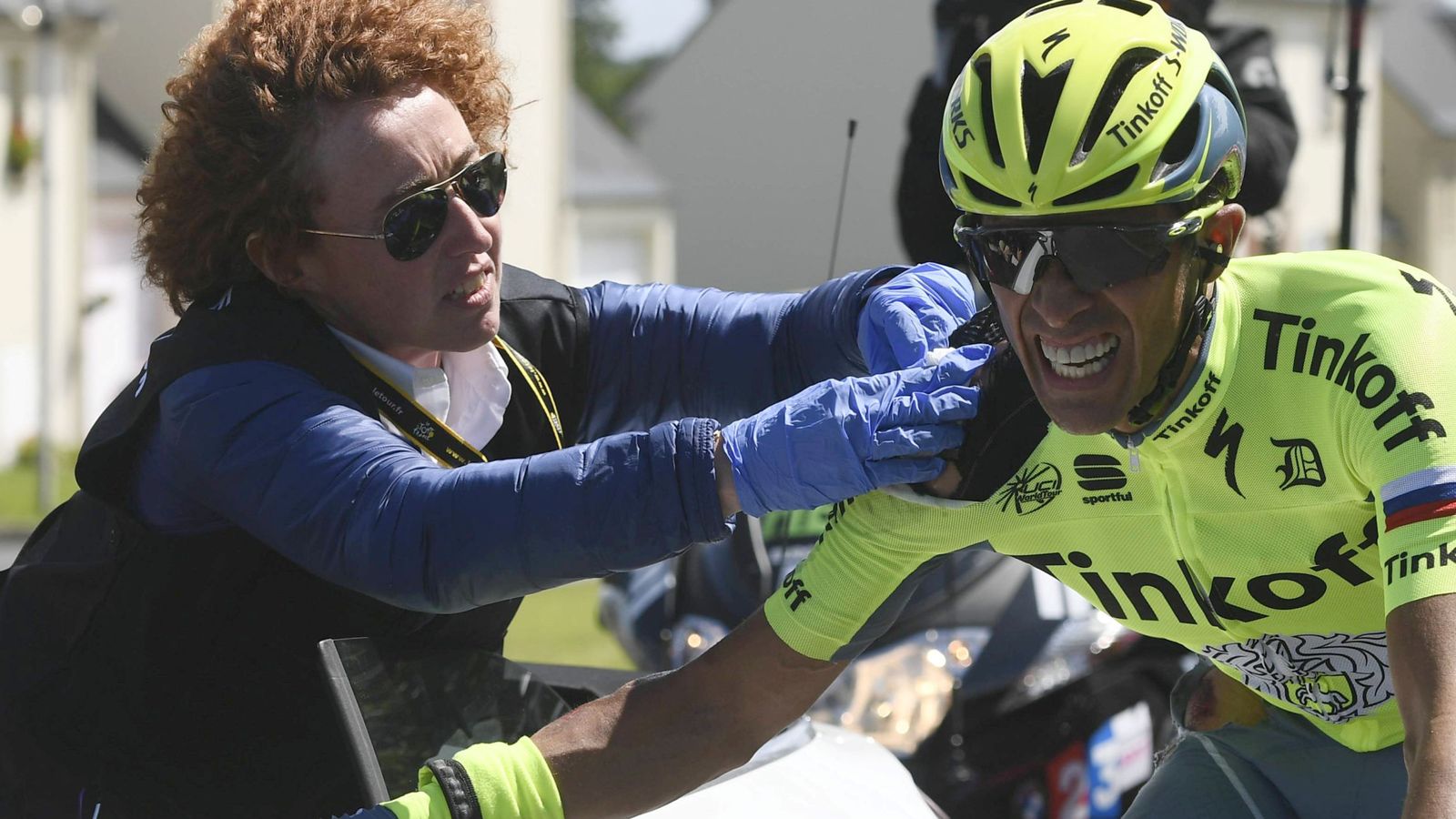 Foto: Alberto Contador es atendido tras una de las dos caídas que sufrió en este comienzo de Tour Francia (Reuters)