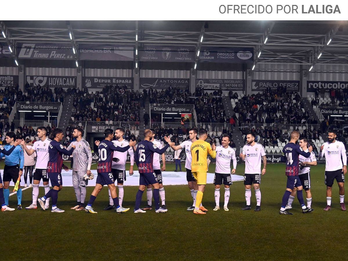 Foto: Burgos CF y SD Huesca, durante los saludos en El Plantío. (LaLiga)
