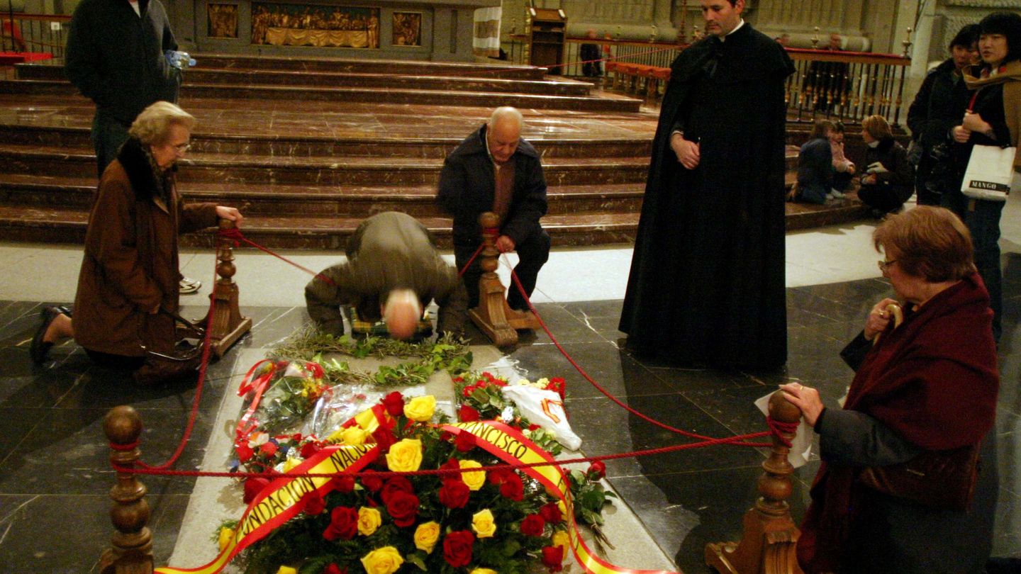 Un grupo de personas rinde homenaje a Francisco Franco en su tumba | Reuters