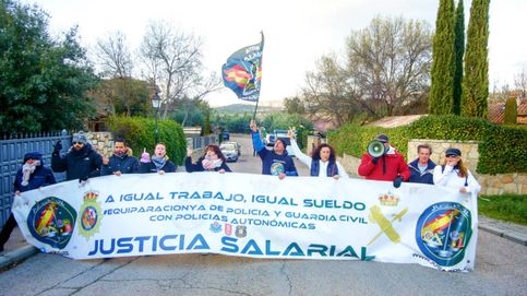 Miembros de Jusapol protestan frente al chalé de Pablo Iglesias e Irene Montero
