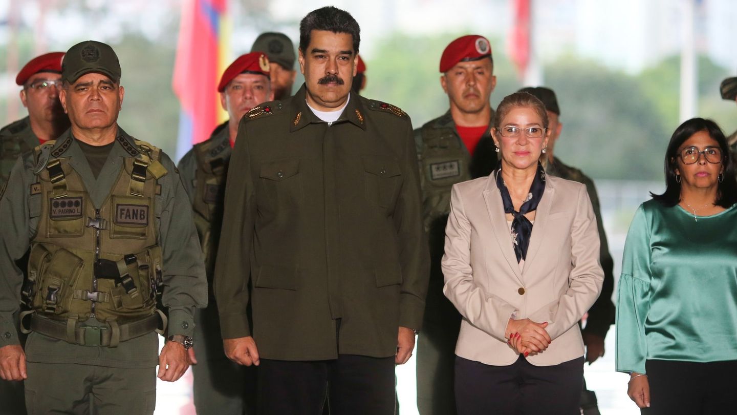 El presidente venezolano, Nicolás Maduro, durante un acto con el ministro de Defensa, Vladimir Padrino López, la primera dama, Cilia Flores, y la vicepresidenta venezolana, Delcy Rodríguez. (EFE)