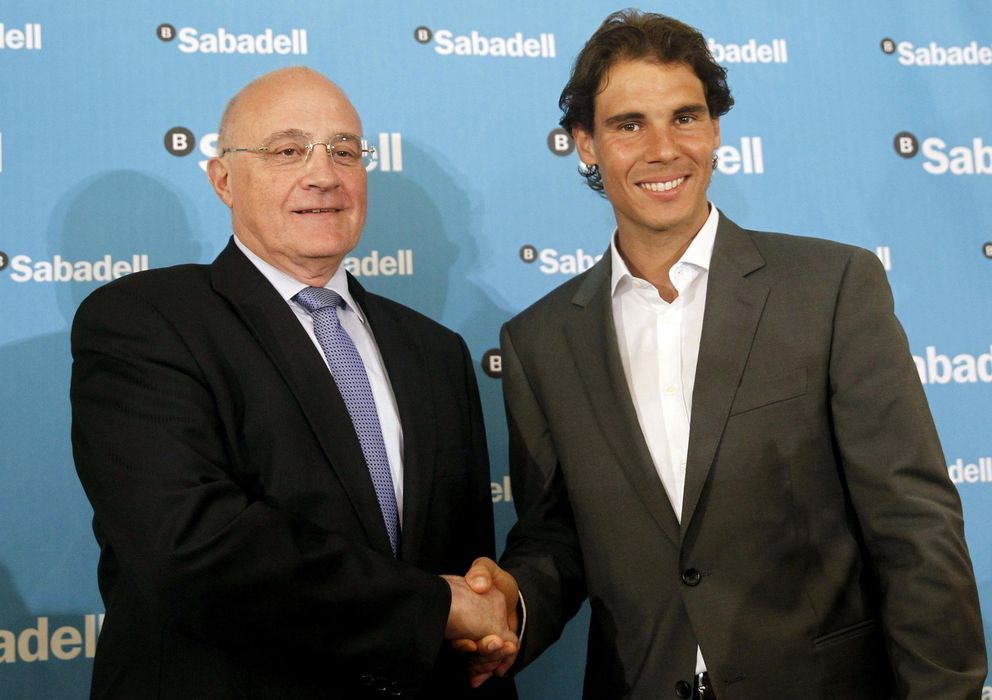 Foto: El presidente de Banco Sabadell, Josep Oliu, en un acto promocional junto al tenista Rafael Nada. (EFE)