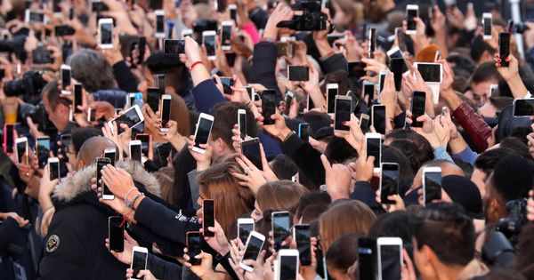 Foto: El uso del móvil se ha convertido en una necesidad para buena parte de la sociedad. (Reuters)