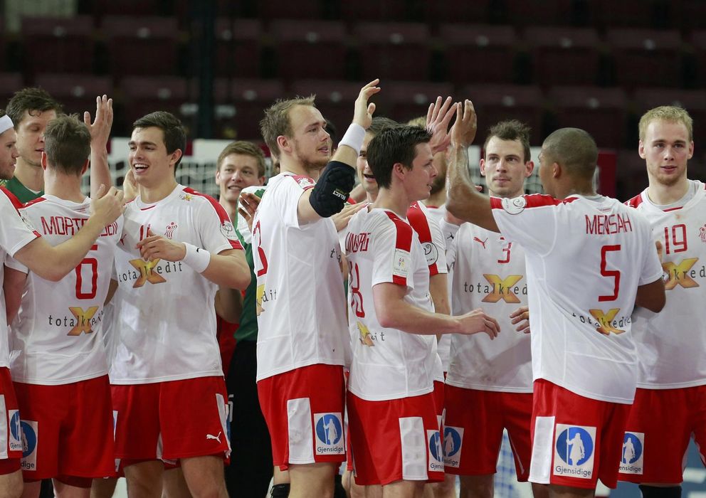 Foto: Los jugadores de Dinamarca celebran el pase a cuartos de final (Reuters). 