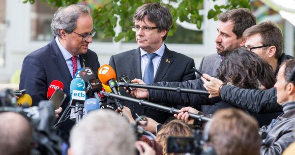 Foto: El presidente de la Generalitat, Quim Torra (i), atiende a los medios de comunicación tras reunirse con el expresidente catalán Carles Puigdemont (c). (EFE)