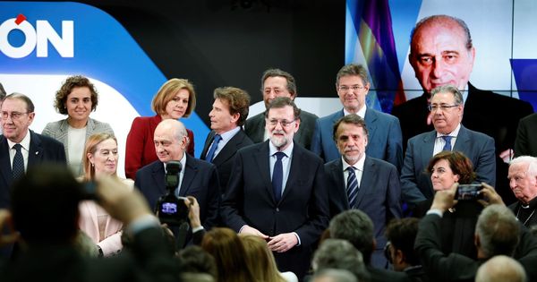 Foto: Mariano Rajoy junto al exministro del Interior Jorge Fernández Díaz, entre otros, durante un encuentro en 'La Razón'. (EFE)