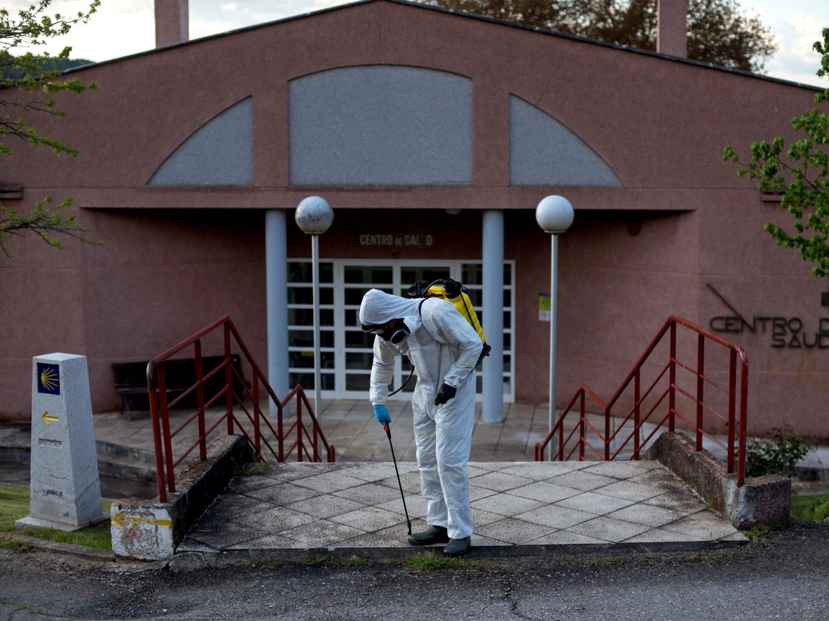 Foto: Labores de desinfección en el centro de salud de Xunqueira de Ambía (Ourense) (EFE)