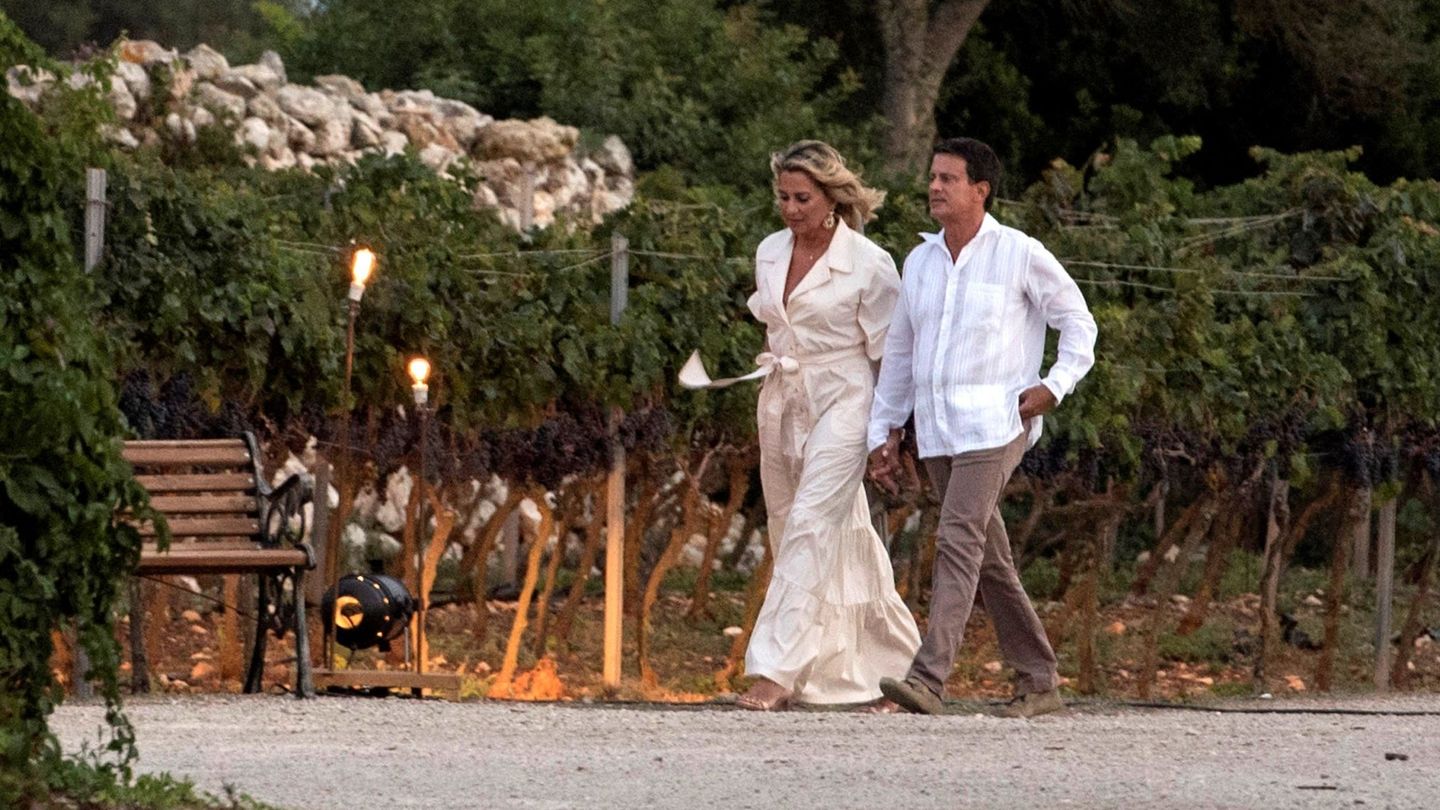Manuel Valls y su actual mujer, preparándose para recibir a los invitados a su boda. (EFE)